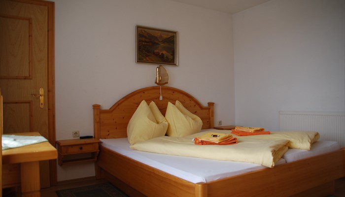 ... gemütlich eingerichtete Zimmer ...