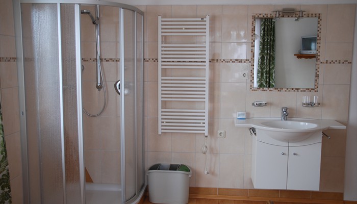 ... mit Duche und WC ...