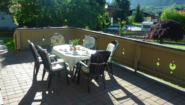 ... auf der Terrasse die Sonne genießen ...